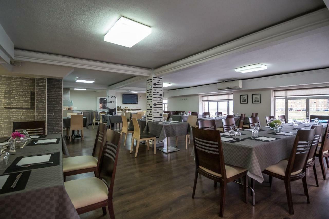 Pension Oasis Zamora Exteriör bild